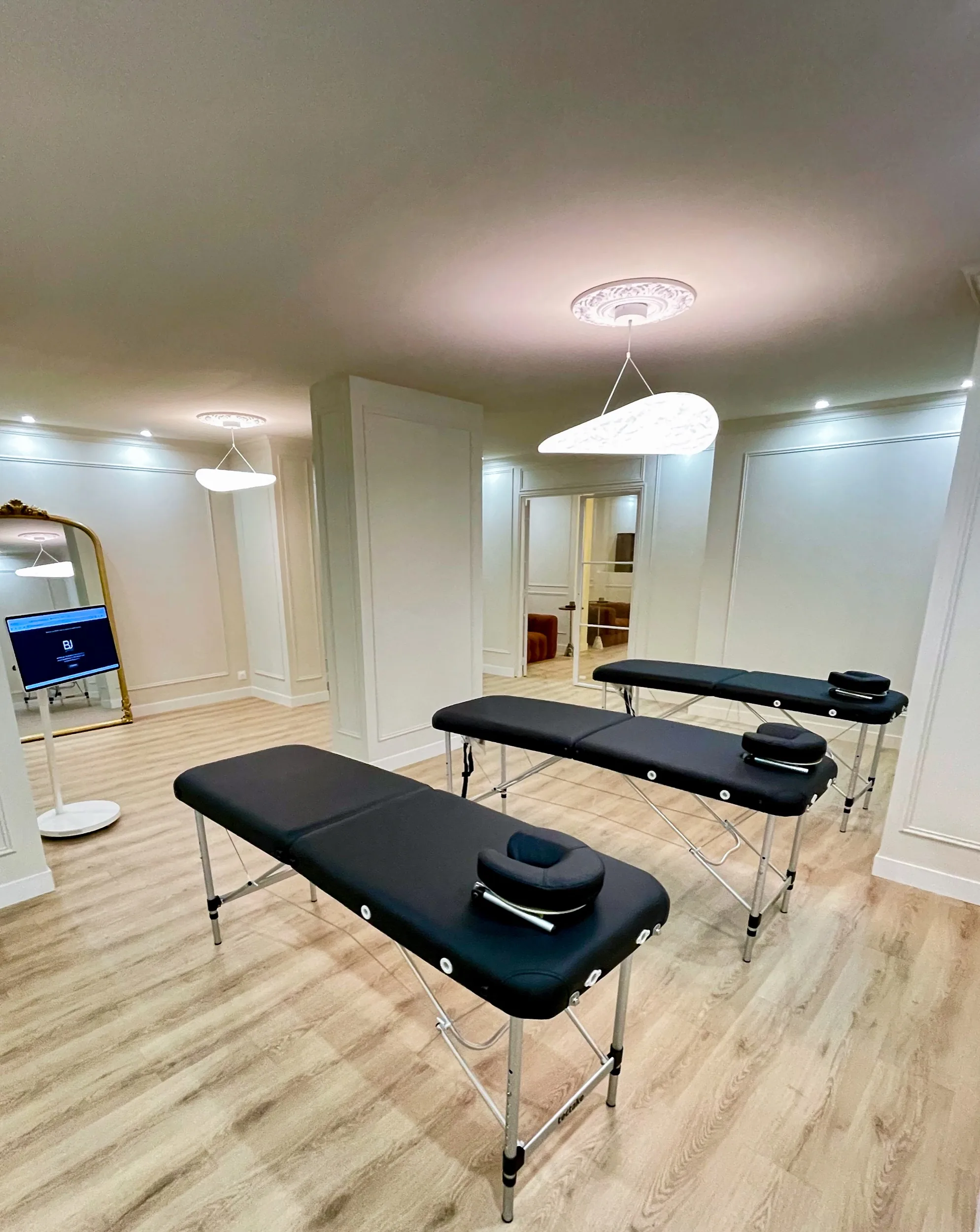 BEJOY PARIS — Cabine esthétique / bien-être · Poste de prothésie ongulaire · Fauteuil de coiffure · Poste de maquillage